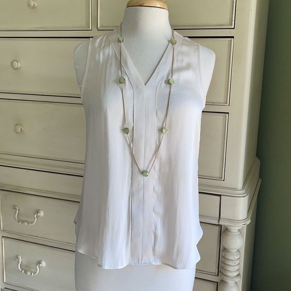 Banana Republic Cream V Neck Silky Tank. XS - Picture 2 of 6